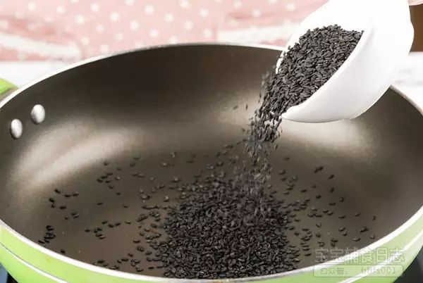 将黑芝麻倒入锅中，小火煸熟（注意不要炒焦哦）；