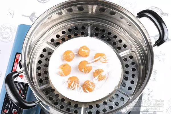 最后放入蒸锅蒸十分钟左右至奶酪融化即可；