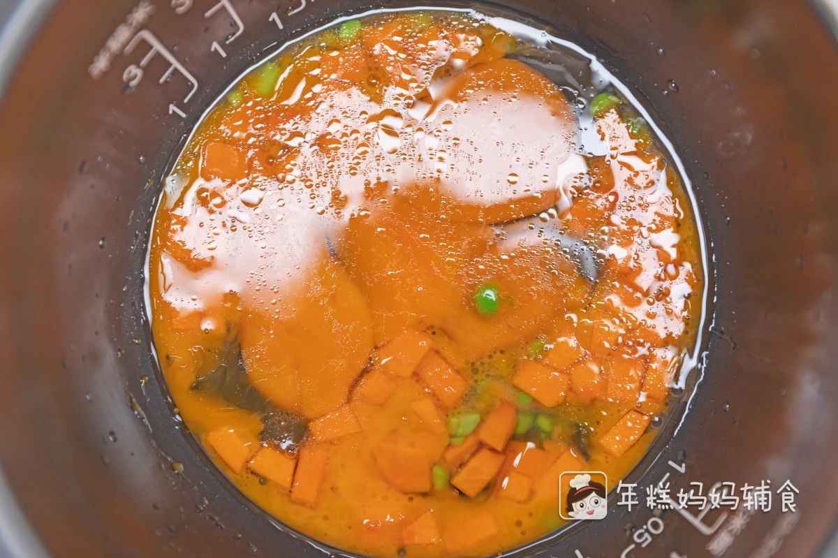 倒入电饭煲，按下煮饭键，20分钟即可；