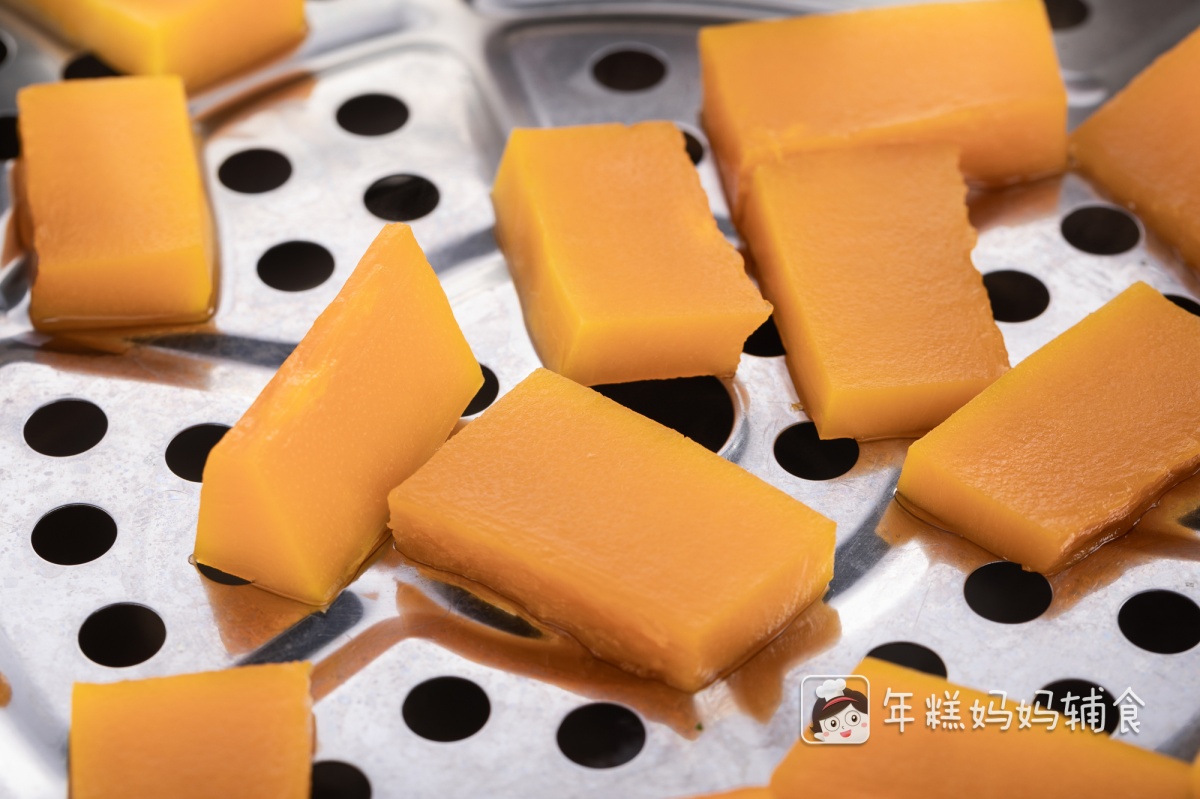 南瓜切块后，放入蒸锅蒸熟；
