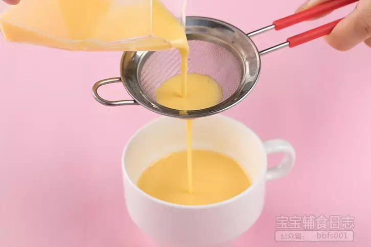 第3步：将鸡蛋打散，加入等量的牛奶混合搅拌均匀，并用筛子过一下，得到更细滑的蛋液；