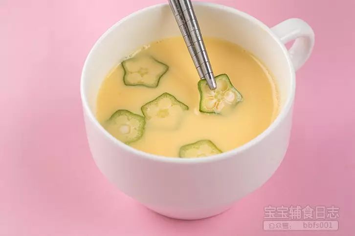 第4步：将秋葵片放在蛋液表层，放入蒸锅中蒸10分钟左右即可。