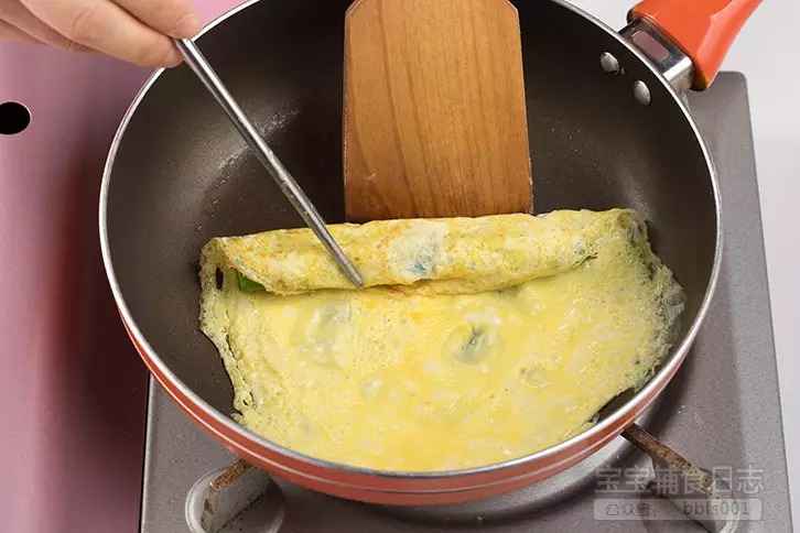 锅中刷上适量油摊饼（保证锅底部都有油），倒入部分蛋液，快速晃动锅体让蛋液均匀铺满锅底，再调成小火，煎到蛋液快凝固的时候，秋葵铺在上方，从上往下卷起，推到锅上侧；