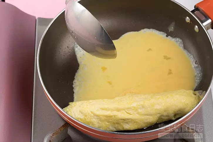 在锅中继续倒入蛋液，重复以上的步骤至蛋液用完，但是接下来的卷起方向都是从上往下；