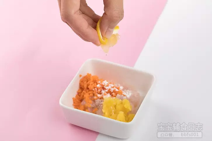 将虾茸、胡萝卜、凤梨肉、淀粉混合搅拌均匀，滴入几点柠檬汁备用；