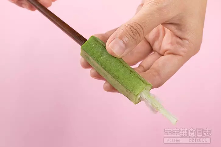 将秋葵洗净，切除两端，用筷子将里面籽从底部戳走；