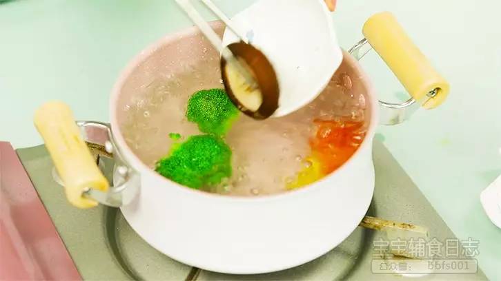 第1步：西蓝花洗净取花头部分、香菇洗净去蒂和彩椒一起放入锅中焯熟备用； 