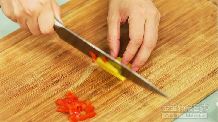 第3步：将焯好的蔬菜和牛肉切碎备用；