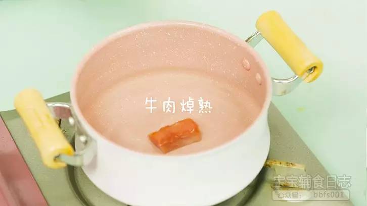 第2步：牛肉洗净，单独放入冷水锅中焯熟；