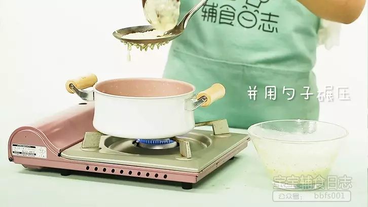 第5步：锅中加入清水煮沸，将面糊倒在漏勺上，并用勺子碾压,使面糊透过漏网滴入锅中；  