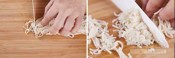 将面条切成短的小条状（面条的长短根据宝宝的实际咀嚼能力和吞咽能力哦）；