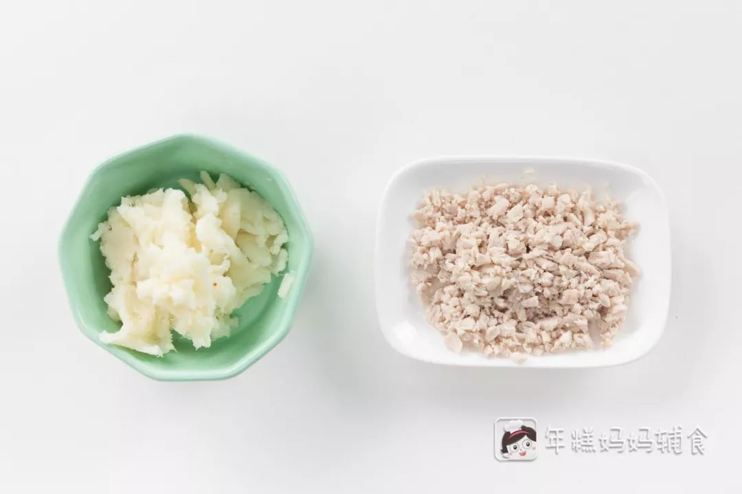 猪肉焯水后，切碎末，山药上锅蒸熟，研磨成泥；