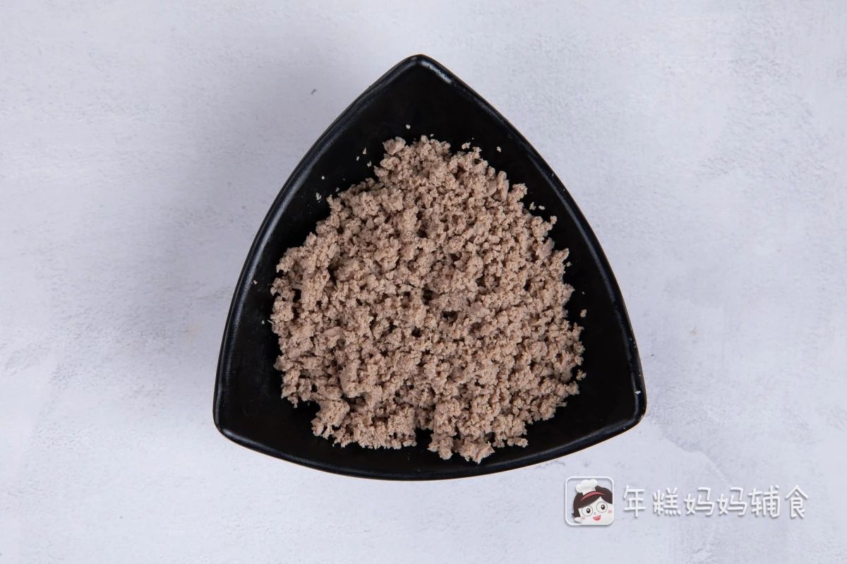 牛肉切块，焯水后煮熟，并打成泥；