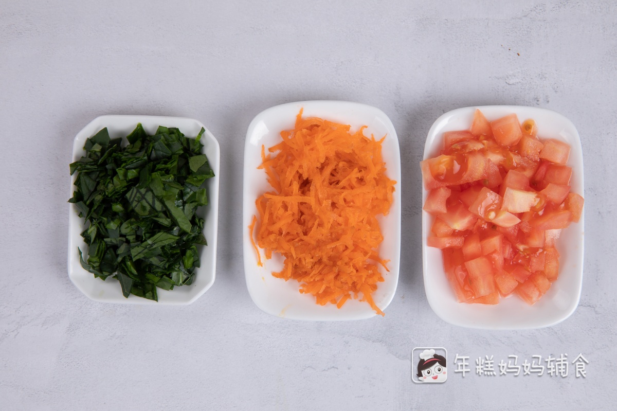 西红柿切小丁，波菜焯水切碎，胡萝卜切碎末；