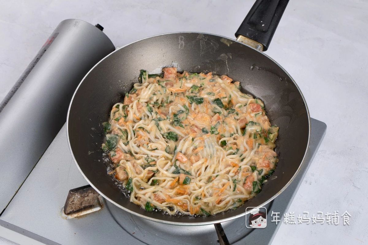 锅中刷一层薄薄的油，烧热后，倒入面饼，摊匀；