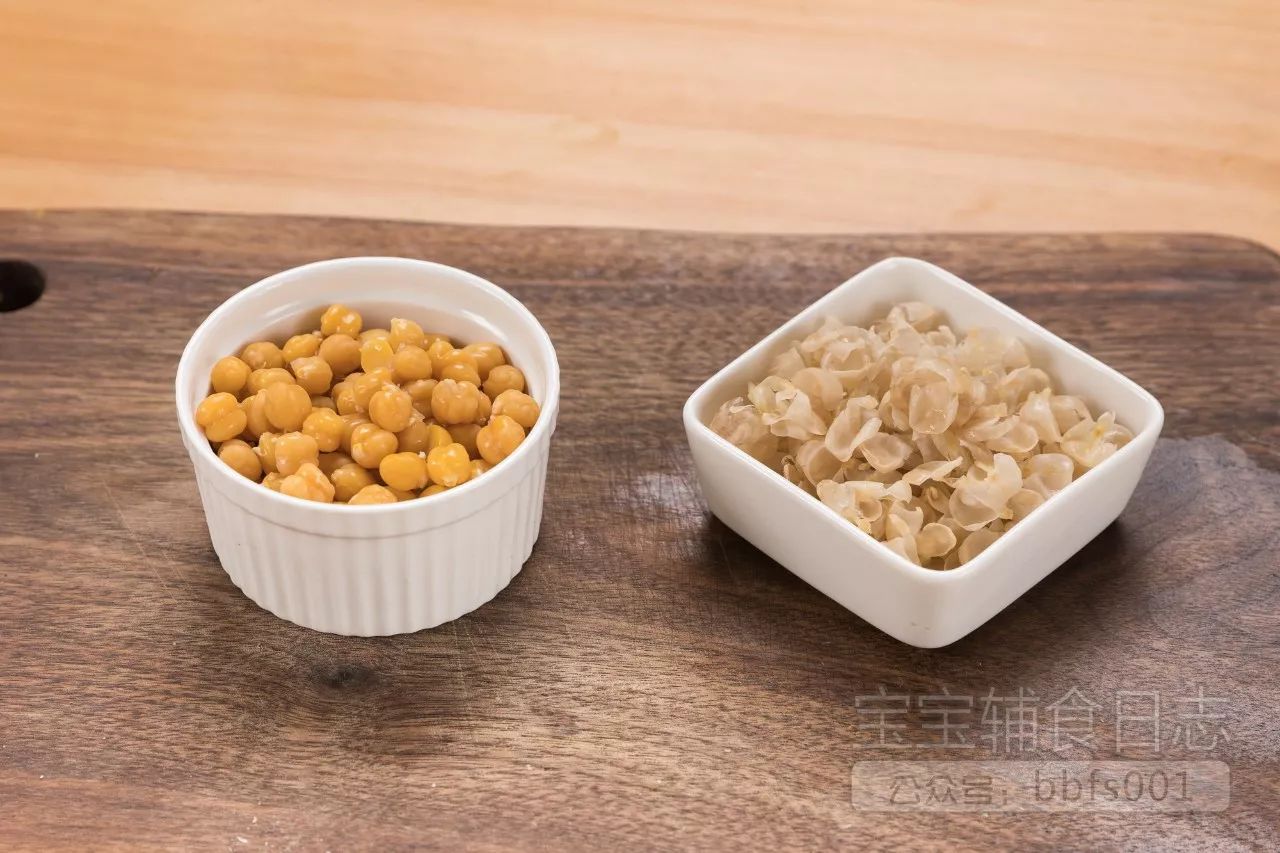 第3步：将鹰嘴豆去皮；