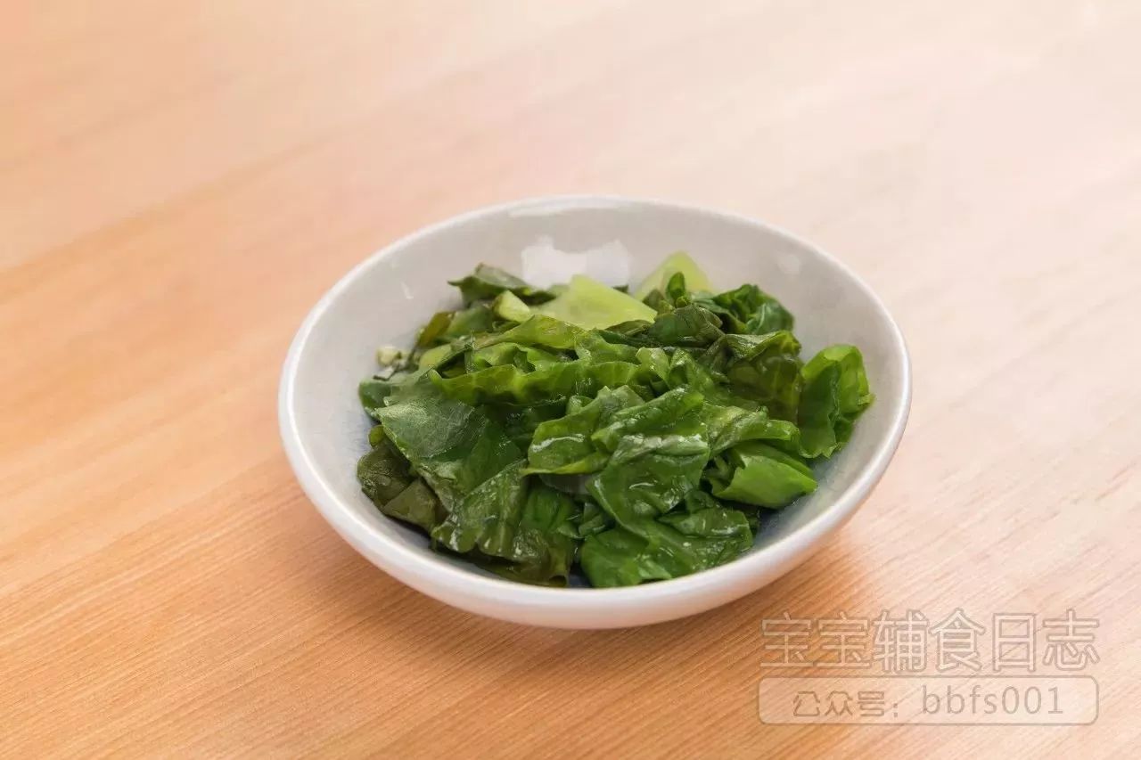 第4步：生菜叶沸水锅中焯烫30秒，沥干水分切段；