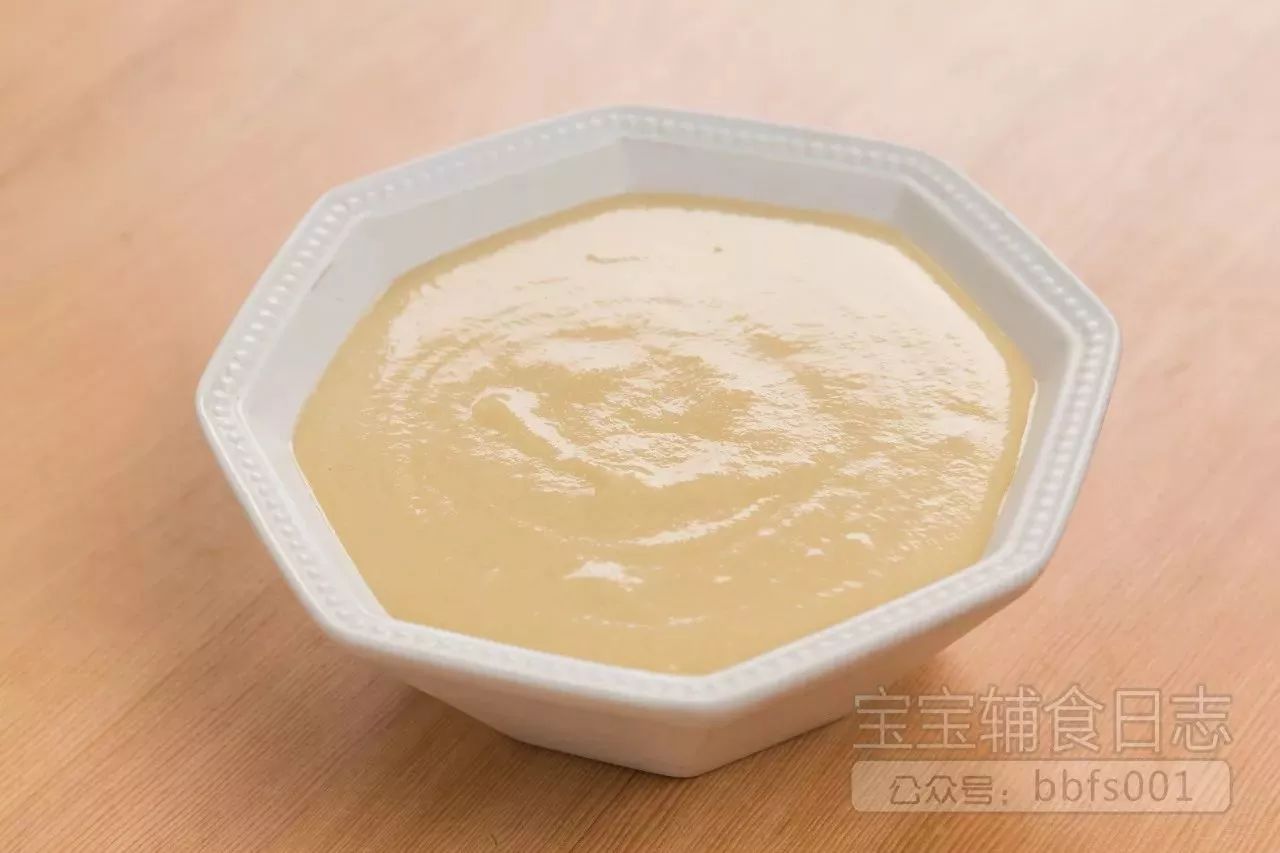 第5步：把煮好的浓稠豆浆，倒入碗中，覆盖保鲜膜在冰箱中冷藏2-3小时，便于豆浆凝固；