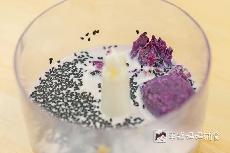 将蒸熟的紫薯、煮好的燕麦小米、芝麻一同放入料理棒中，加入少许配方奶打成细腻的糊状；（大人吃就不用这么麻烦啦）