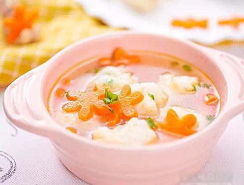 胡萝卜鲜虾鱼丸汤