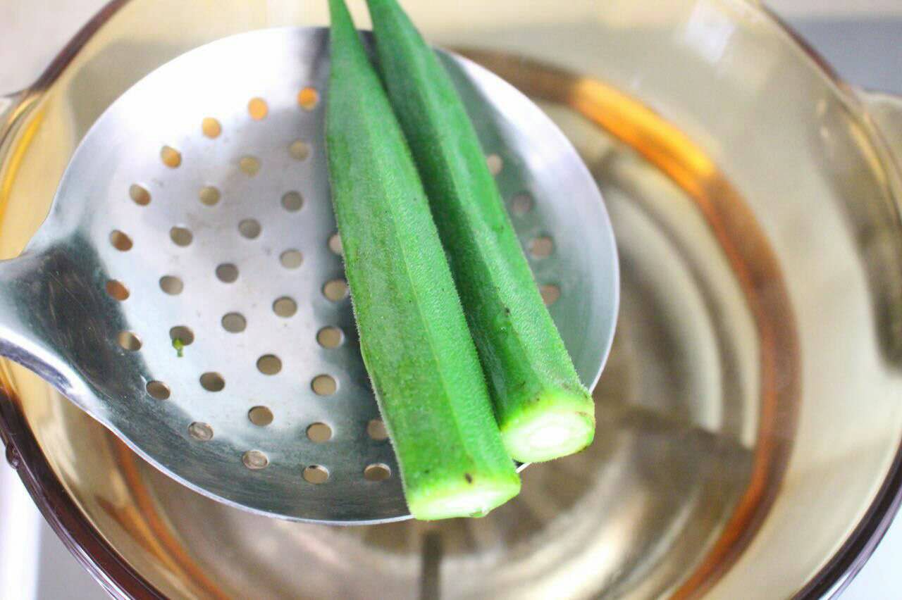 秋葵蛋卷 宝宝健康食谱的做法图解2