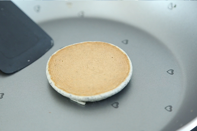 黑芝麻松饼 宝宝辅食微课堂的做法图解12