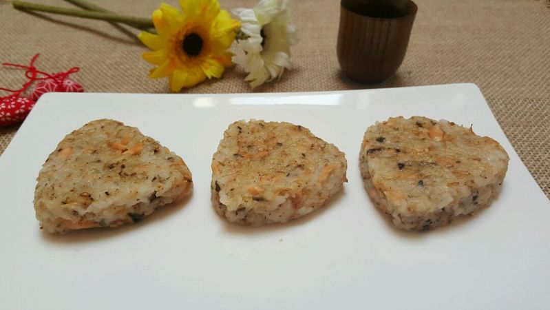 三文鱼肉松烤饭团的做法图解6