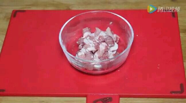 来一款家常经典款吧，简单快捷有营养！西葫芦冻豆腐烧肉的做法图解2