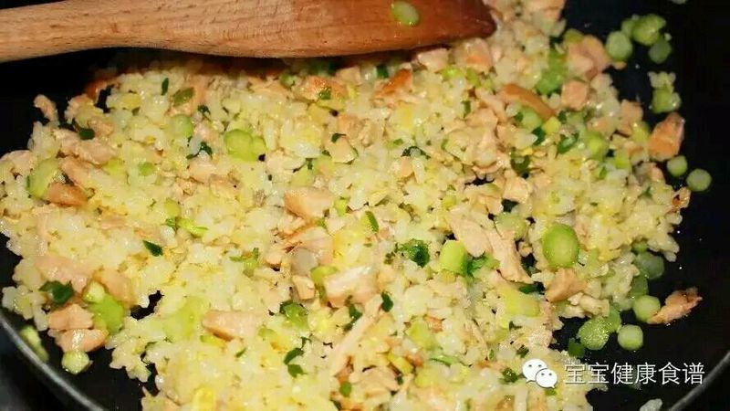 吃出高智商宝宝，首选就是它了！三文鱼芦笋炒饭的做法图解11
