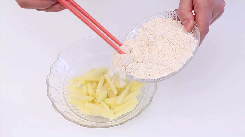 宝宝辅食微课堂  土豆鸡蛋面的做法图解3