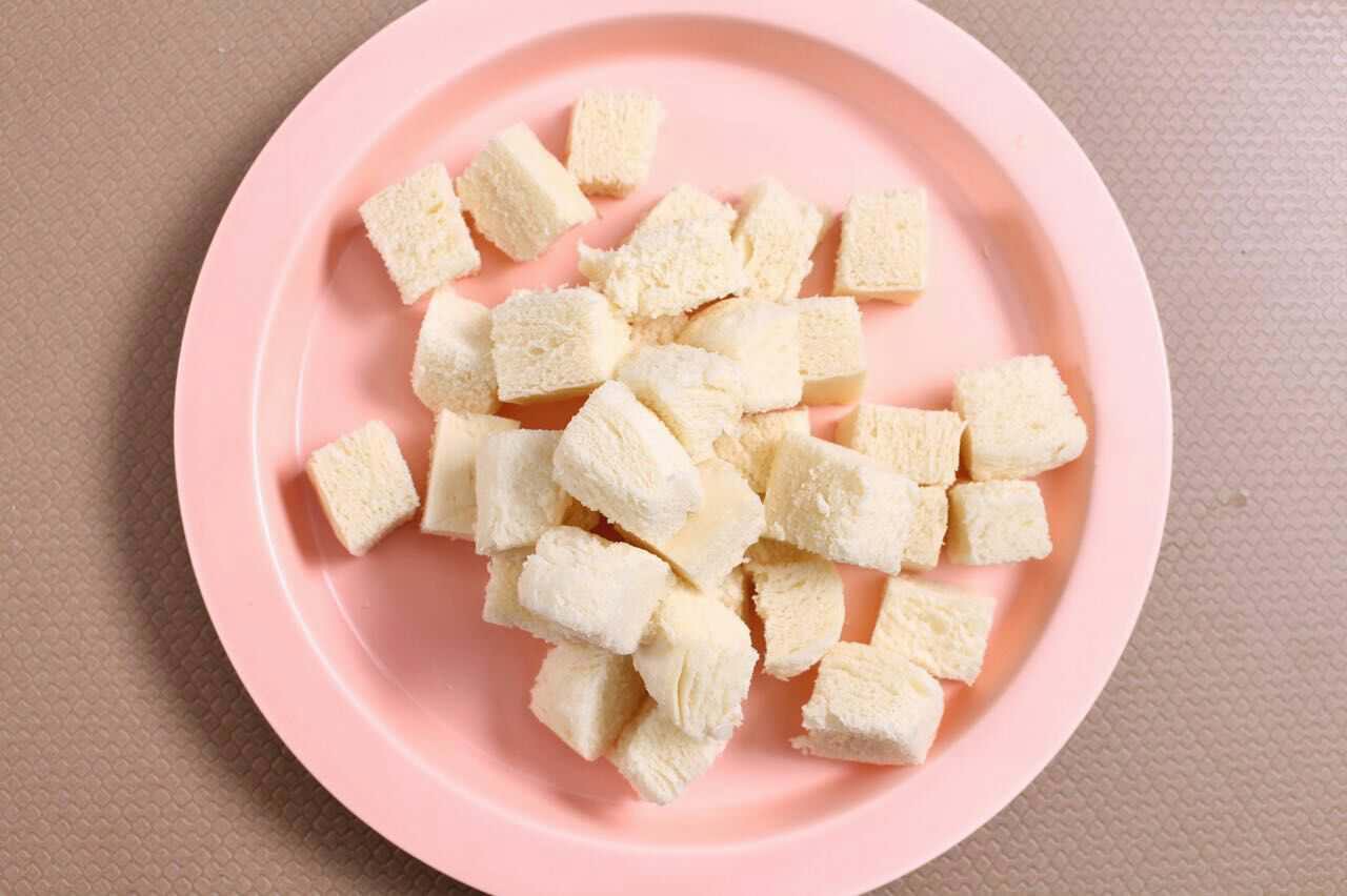 鸡蛋炒馒头 宝宝健康食谱的做法图解2