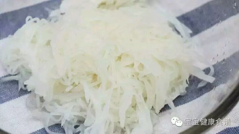 这才是宝宝吃虾的正确搭配，鲜嫩爽口超Q，下次就这么做！的做法图解2