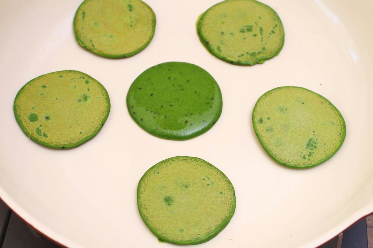 菠菜蛋饼  宝宝健康食谱的做法图解9