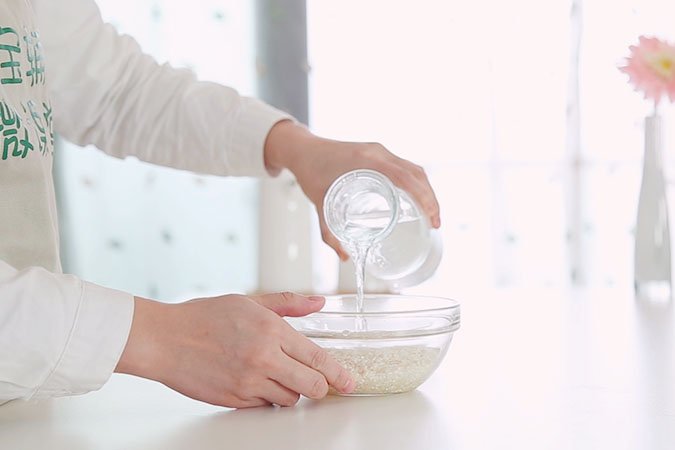 宝宝辅食微课堂  鲜虾什锦粥的做法图解2