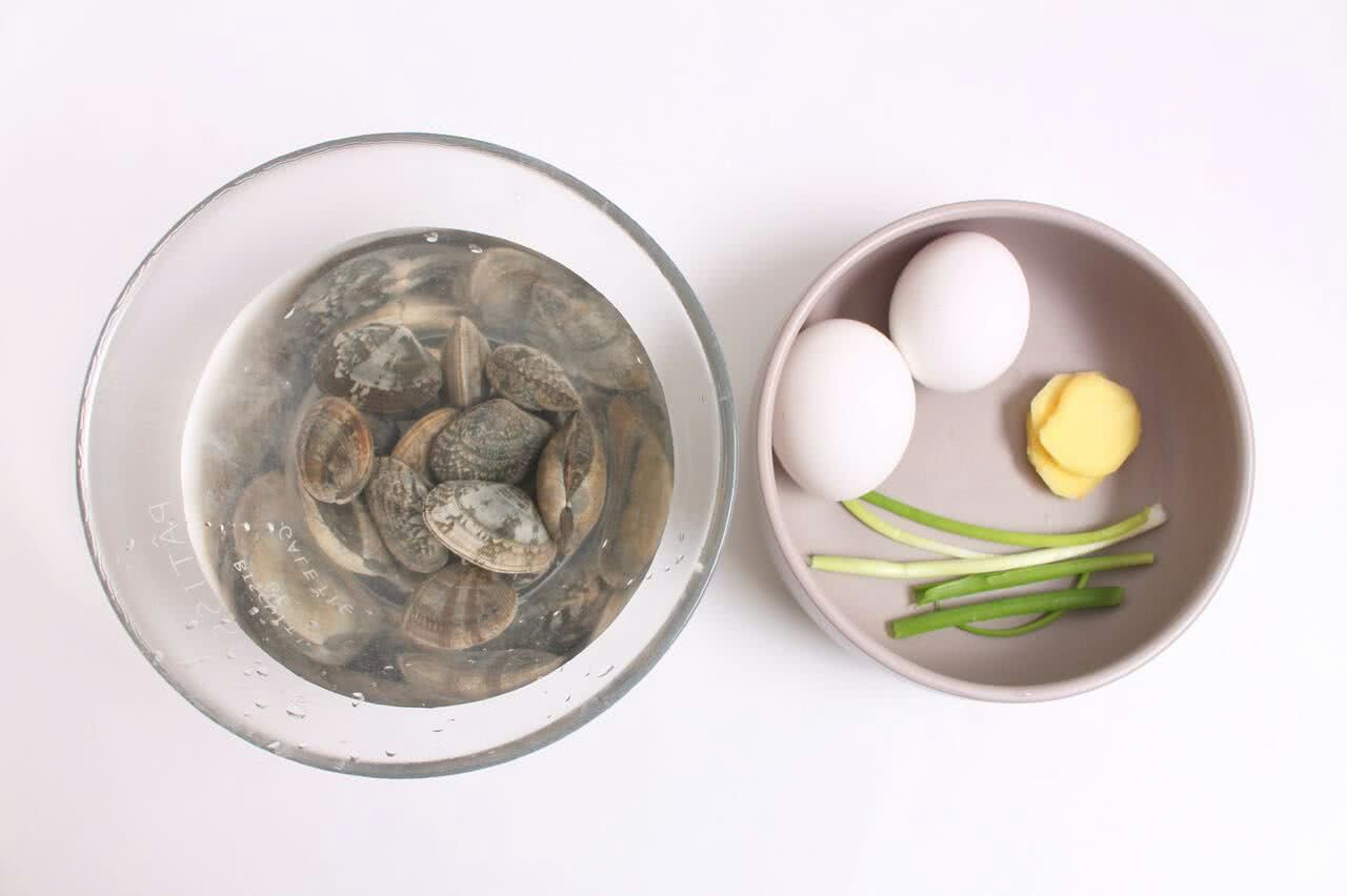 蛤蜊蒸蛋羹 宝宝健康食谱的做法图解1