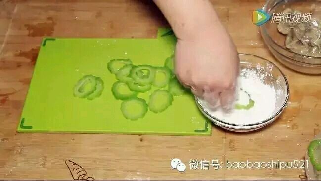 宝宝营养美食——鲜虾苦瓜圈+香甜南瓜饭的做法图解7