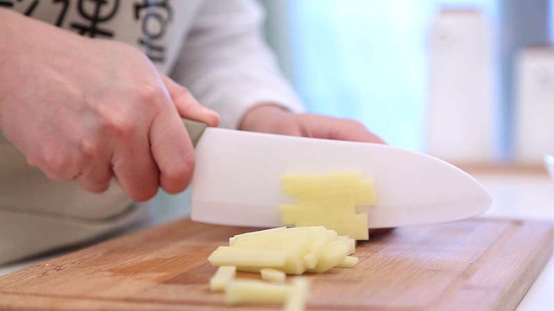 宝宝辅食微课堂  土豆鸡蛋面的做法图解2