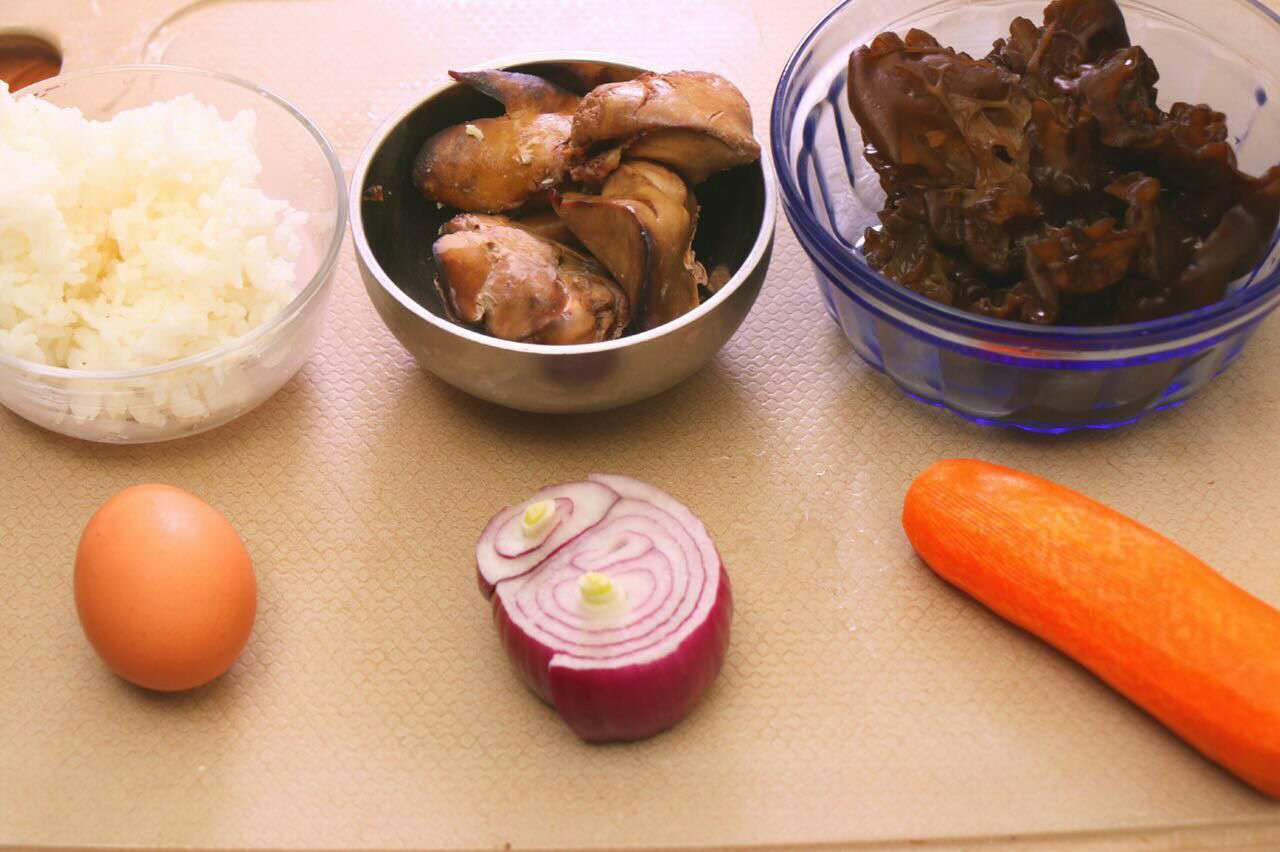 蛋卷包饭 宝宝健康食谱的做法图解1