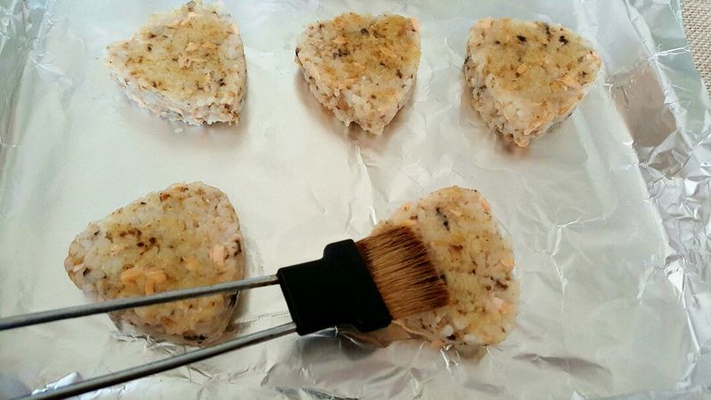 三文鱼肉松烤饭团的做法图解5