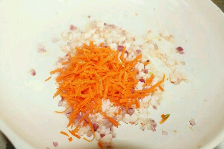 换个方式做米饭，孩子食欲真的大增了！蔬菜虾仁蛋炒饭的做法图解7