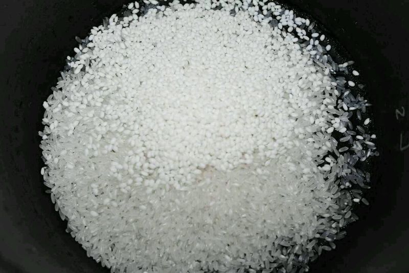 孩子瞬间就吃光光的美味，只用一个电饭锅就能搞定！排骨焖饭的做法图解5