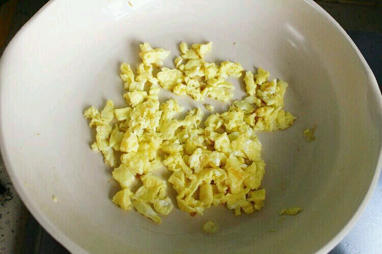 换个方式做米饭，孩子食欲真的大增了！蔬菜虾仁蛋炒饭的做法图解4