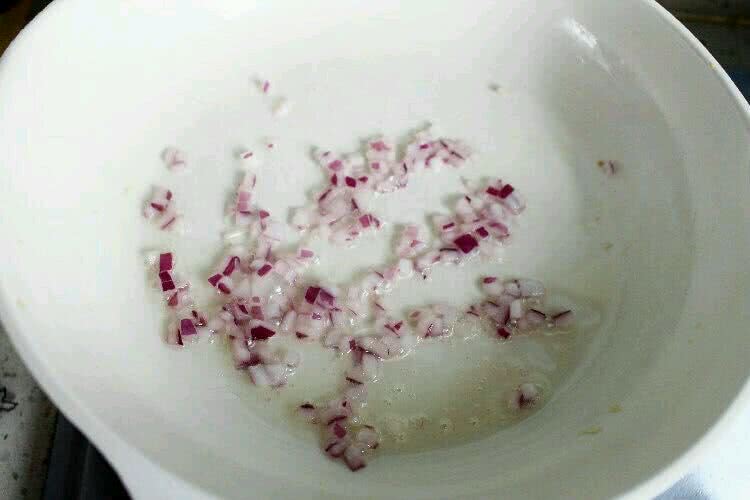 换个方式做米饭，孩子食欲真的大增了！蔬菜虾仁蛋炒饭的做法图解5