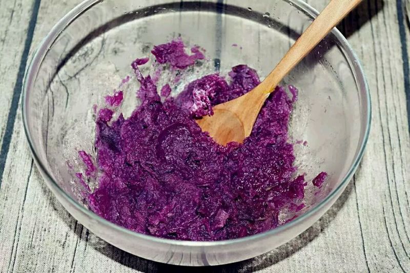 香甜酥脆停不下来，秒杀所有的大朋友、小朋友！芝麻紫薯脆条的做法图解2