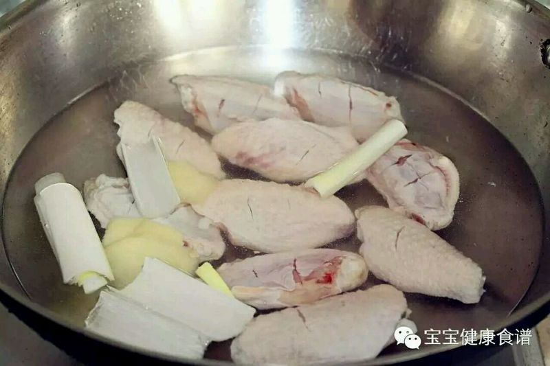 最适合宝宝的健康鸡翅新吃法 | 番茄蜜汁鸡翅的做法图解2