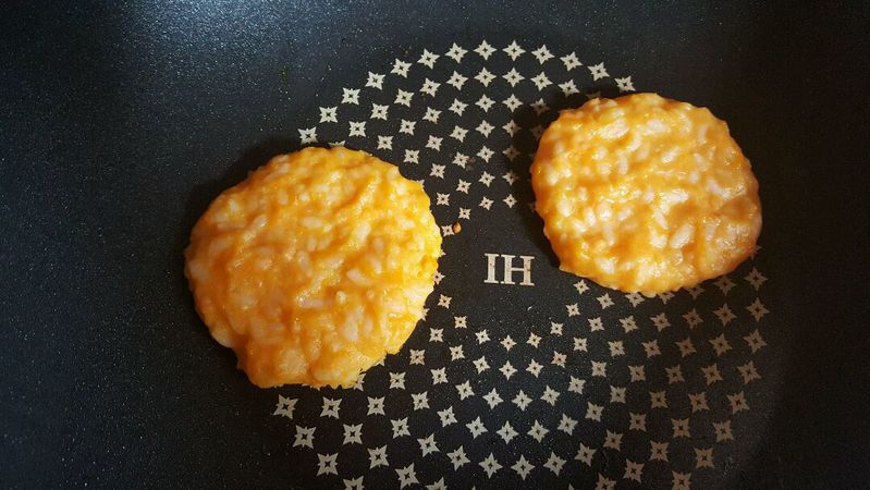 普通米饭吃腻了？换个吃法好吃又营养！黄金三文鱼米饼的做法图解10