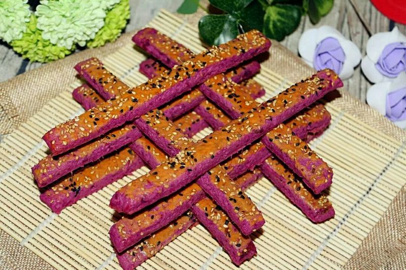香甜酥脆停不下来，秒杀所有的大朋友、小朋友！芝麻紫薯脆条的做法图解16