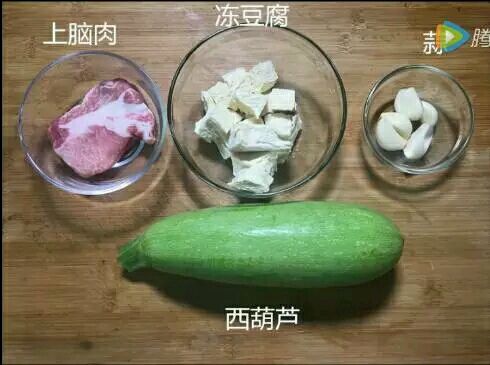 来一款家常经典款吧，简单快捷有营养！西葫芦冻豆腐烧肉的做法图解1