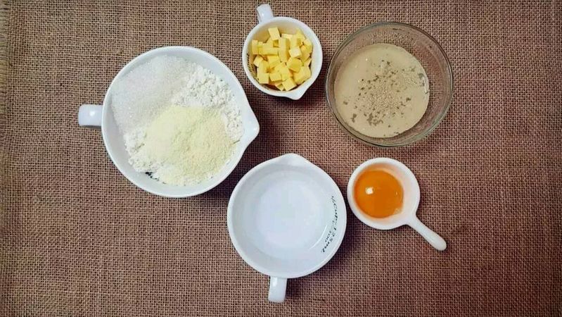 娃和大人的活力早餐吃点啥？香气扑鼻的黄油面包卷！的做法图解1