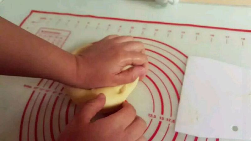 娃和大人的活力早餐吃点啥？香气扑鼻的黄油面包卷！的做法图解2